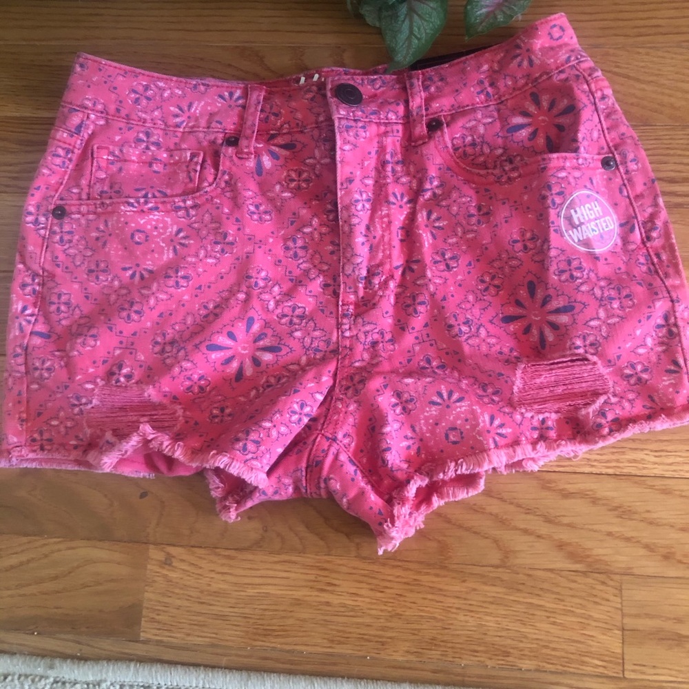 Jean shorts high wasted cute design.